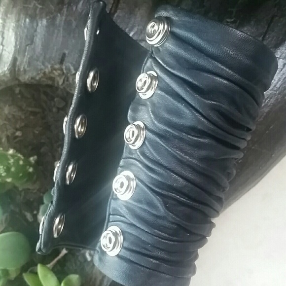 WIDE BLACK LEATHER CUFF - Picture 4 of 6
